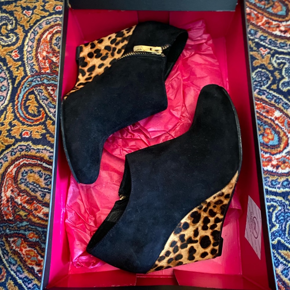 NIB Vince Camuto Black Suede & Leopard Booties